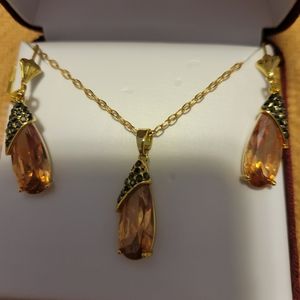 Beautiful necklace and matching earrings